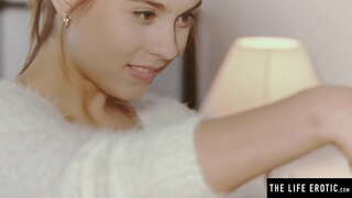 Brunette gleoite uaireadóirí í féin a sa scáthán agus masturbating