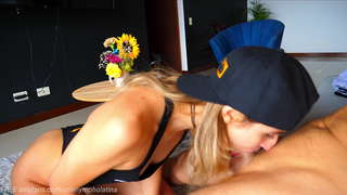 OneNymphoLatina ČINI DUBOKO PUŠENJE jedan od svojih navijača i заглатывает debeli kurac u GRLU