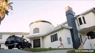 Ебат дечко додека мама оди во? Убаво!