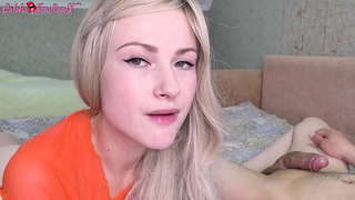 Sexiga Flickvän Avsugning Kuk och Slicka Bollar efter Jobbet - Cum Svälja