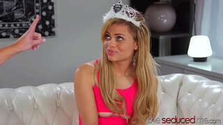 ���ල් MILF Spanked හා ලෙව කෑවා හුරුබුහුටි යොවුන්