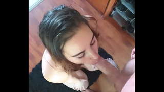 Tjej suger min kuk bara för att svälja all min sperma / Ansiktsbehandling