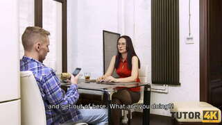 TUTOR4K. שלאַנק ענגליש דאָצענט דראַגד אין געשלעכט מיט תּלמיד אויף דער סאָפע