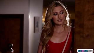 Pärast koju tulles hilja uuesti tema busty kasuema, otsustab ta on lesbi.Kui stepdaughter saada titsucked lakub, et milf tuss ja tema facesits