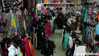 Blondie teen Haley xo&#039;roz so&#039;rib va uning mushuk olazarak bir vaqtning o&#039;zida fucked olish o&#039;yinda