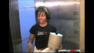 Журе на воз на воденој површини.