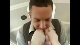 Як духтари ҷавон дар автобус