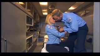 Busty blonde baisée en noir de la cuisse haut bas