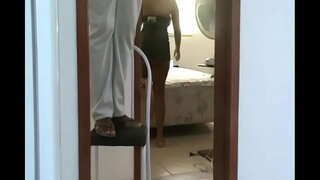 Wong wadon ing Ndhuwur iki Nuduhake tanpa kathok ing kanggo Listrik