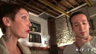 Big titted agus tattooed frangach air tighinn gu ìre gets her tight anal hammered