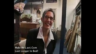 Sexy brunette housewife gets shagged aig a h-obair san àite