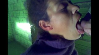 Γαμημένο ένα ολοκαίνουργιο στη Βροχή, λαμβάνοντας ένα φορτίο cum στο στόμα