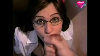 Noia bonica en gots de vidre es posa bo