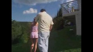 ���ొంటెచేష్టలు చిన్న నల్లటి జుట్టు గల స్త్రీని