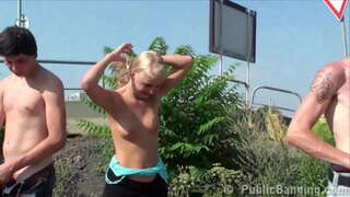 Y. блондинка се занимава с публично секс на улицата посред бял ден