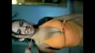 Juna fio demeti vestaĵojn