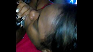 Ebony babe zuigt dikke zwarte pik