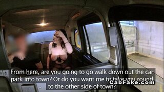 Lớn khuôn mặt trong xe taxi