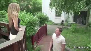 Petite mince Teen par le Bailleur en raison de Dettes baisée