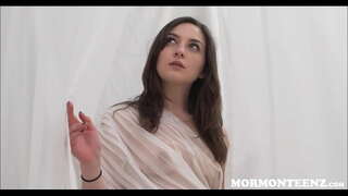 Молода мормон Пеппер Старпом Смокче Член Церковного Боса За Білим Простирадлом