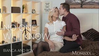 Blondi, toimisto, pomo on iloinen, että hän petti miehensä kanssa toimisto-j.