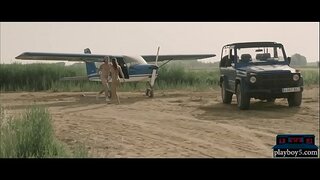 Испанска милфа красавеца лети със самолет и трахается