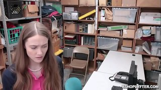 Både shoplyfting tonåring och mormor blir bang som kåt LP Officer Erica Lauren