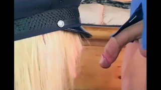 Ganska kvinnlig polis jävla i handskar och stockings