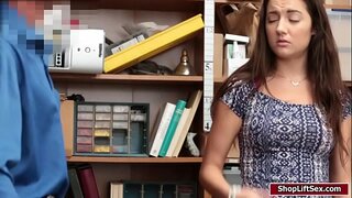 LP officer slickade och knullade Lily Adams våt fitta i doggystyle