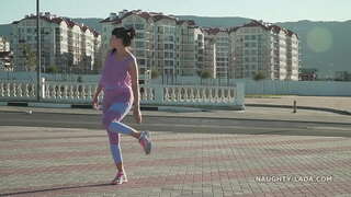 Wè-atravè chamo-zòtèy mete tankou pantalon kolan ak transparan tèt tank