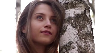 La douce jeune Nicolina enlève ses vêtements dans les bois