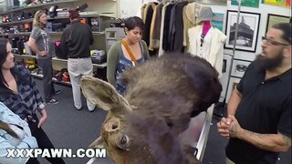 XXXPAWN - De Har Aldri Vært Med En Mann Før, Men De Trenger Penger