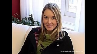 Σούπερ χαριτωμένο ξανθιά έφηβος ταινίες γυμνό και παίζει με σφιχτό μουνί