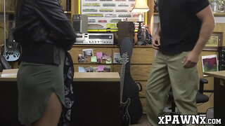 Curvy babeh pawns nya gitar jeung pussy