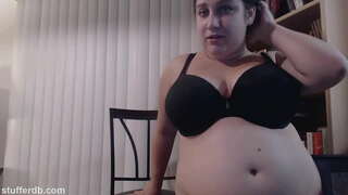 Mollig meisje houdt van desserts