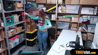 Pernas longas teenie foi pego no shopping e recebe uma áspera foda