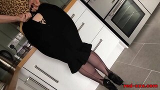 Pakeke redhead with big tits tūturu masturbates i runga i te counter kīhini
