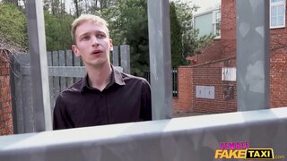 Feminam Fictus Taxi brunette captus ludens cum ea pussy a guy ingerentem