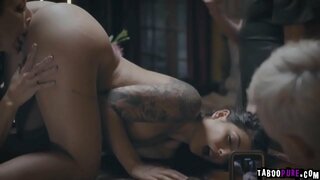 Gina gusta ser satisfeito por Reagan