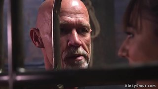 Le vieux maître baise une esclave brune chaude en gorge profonde jusqu&#039;à ce qu&#039;elle se tape la chatte dans un bondage de corde