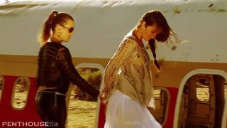 Сексуальні лесбійські зірки Аллі та Дженна 69 і фінгербенг в пустелі