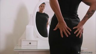 Brunett Milf har bjudit in stora tuttar blond Milf snygging på alla Hjärtans Dag hem och sedan anal knullar henne med tjocka band på snopp