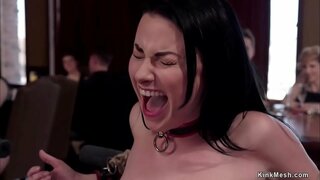 Vedúci slave Veruca James sprievodcov slave stážista Sabrina Banky pre služby coura a oni hard fuck a predložiť na hornom poschodí orgie bdsm strany