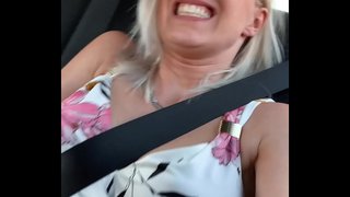 Habe es noch nie gemacht! Ich gab mir einen Orgasmus in einem taxi.