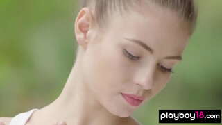 Skinny brunette slut strippa under rutan utbildning