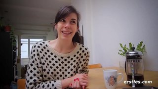 Аматорская девушка дрочит свою натуральную киску