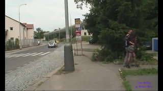 Ta en ung hora att knulla under en bro i en offentlig park