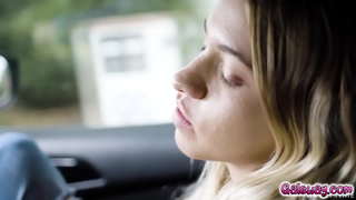 Chloe, anın sıcağına yakalandığında Gias'ın tutkulu dokunuşlarından vazgeçer