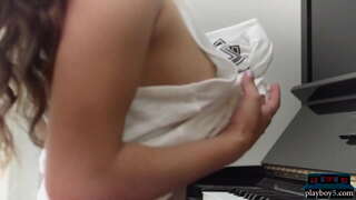 ͕�심 포르노스타 Uma 졸리를 보여줍니다 그녀의 놀라운 자연적인 몸